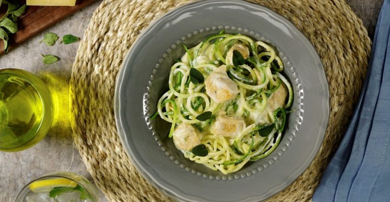 Noodles de Zucchini Alfredo con Pollo